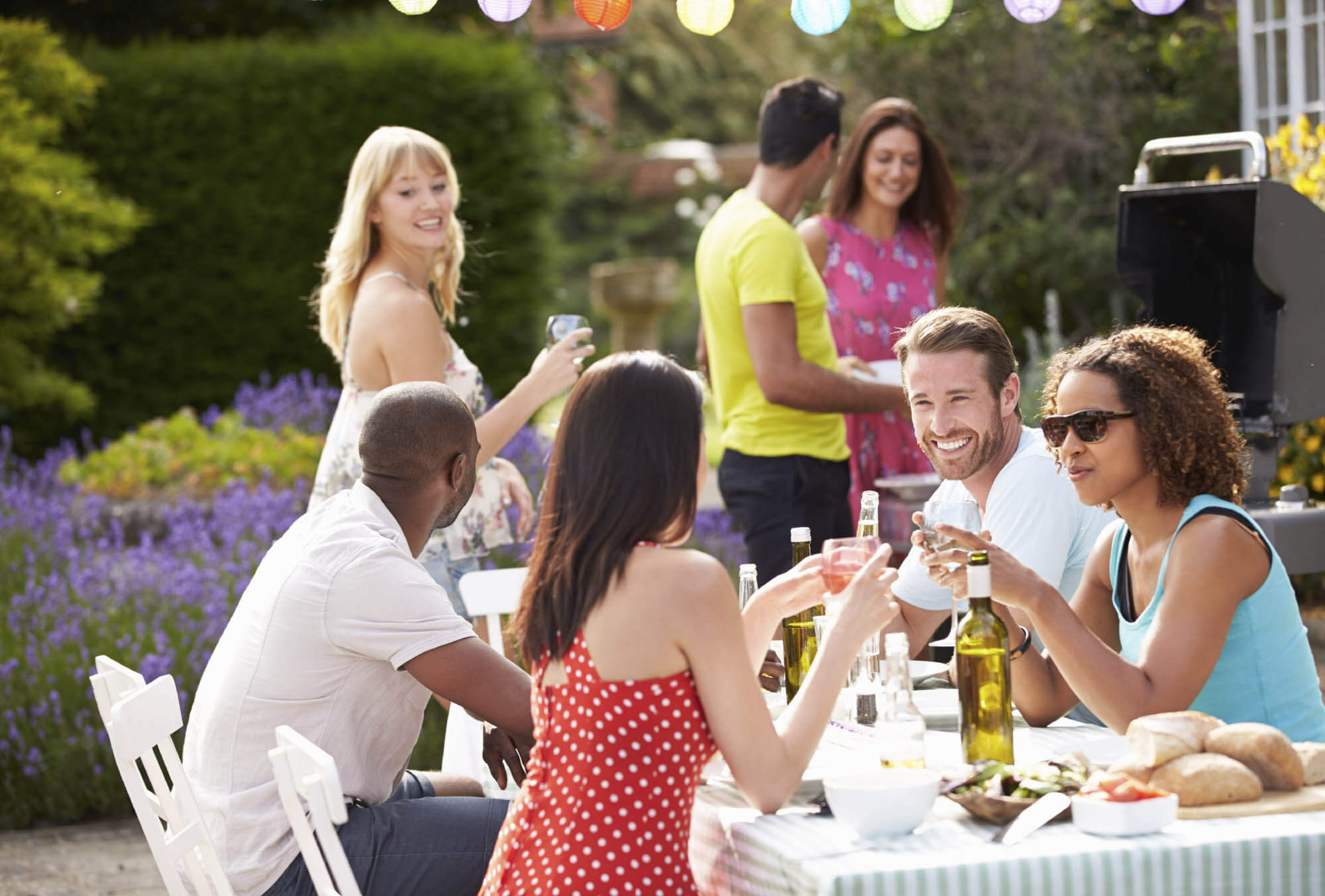 Family-outdoors-picnic